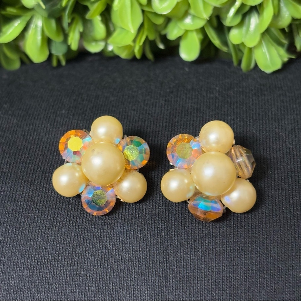 Vintage Faux Pearl And AB
Crystals Clip On Earrings.